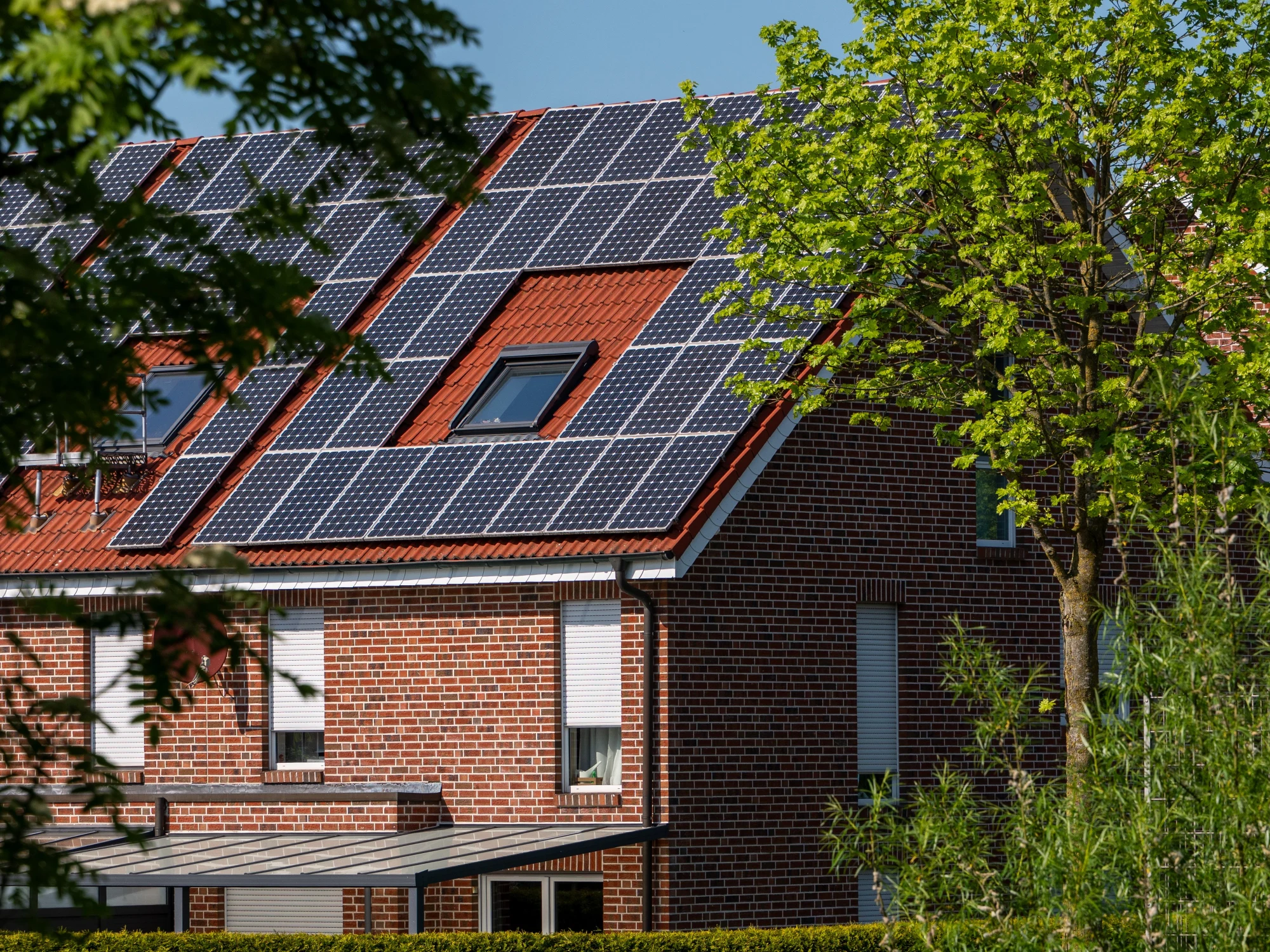Rodinný dům s fotovoltaickými panely na střeše